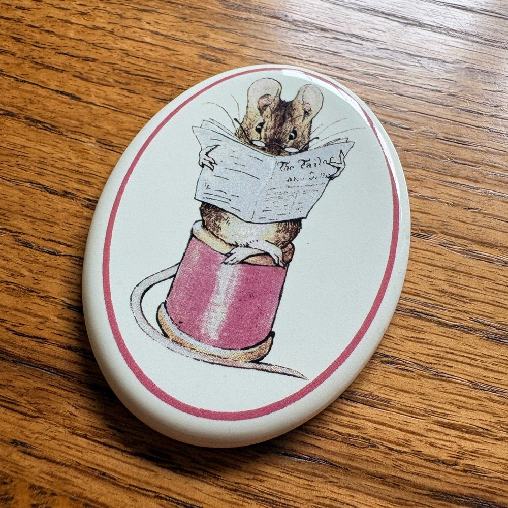 Vintage Beatrix Potter “Tailor Mouse” ceramic magnet - Picture 5 of 6